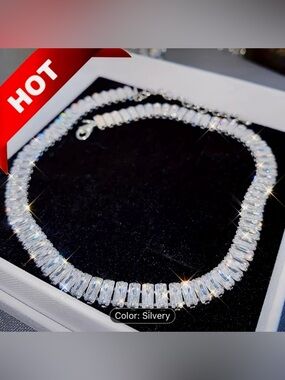 NWOT Sparkling baguette-cut stoned elegant necklace